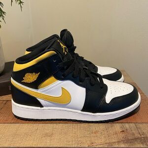 Jordan 1 Mid White Pollen Black